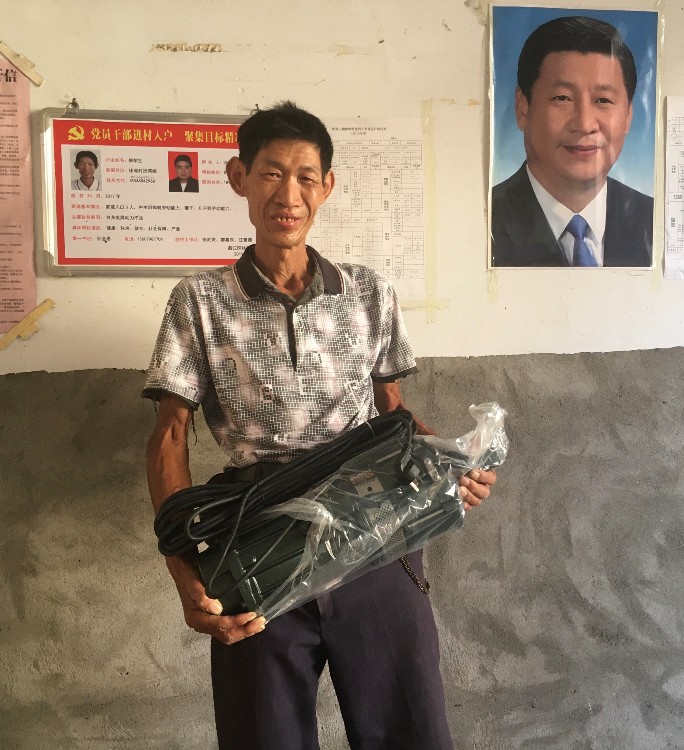 徐榮生接過(guò)潛水泵.jpg 徐榮生接過(guò)潛水泵.jpg